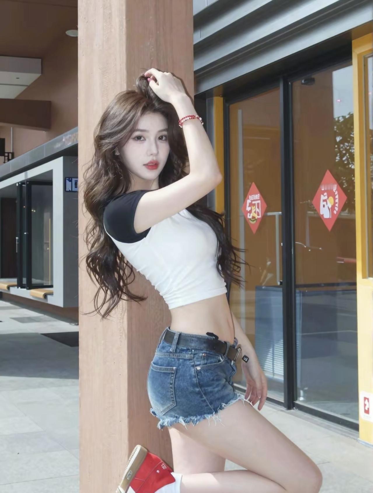 牛仔短裤配辣妹装，解锁秋日街头的自在模样