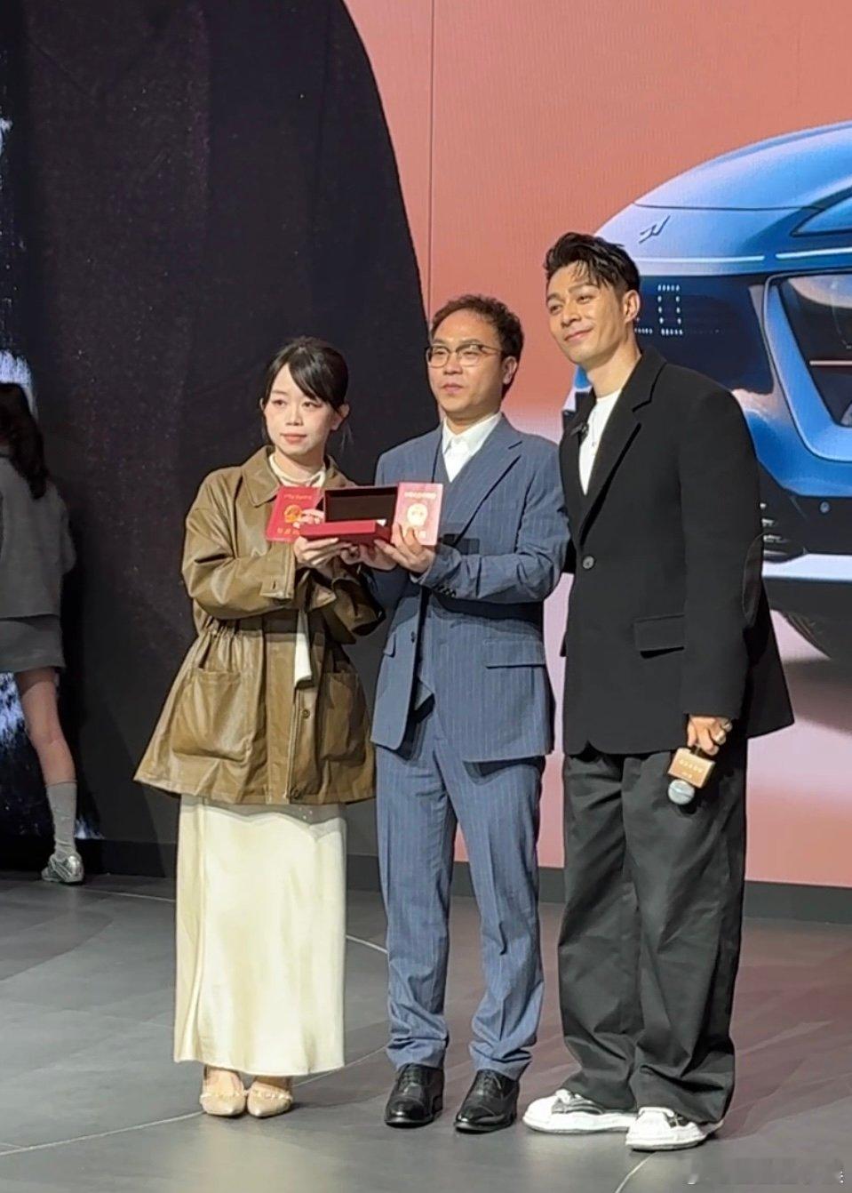 周柏豪这是和民政局签了劳务合同吧？走哪证哪，建议下次直接开个柏豪婚恋连锁店