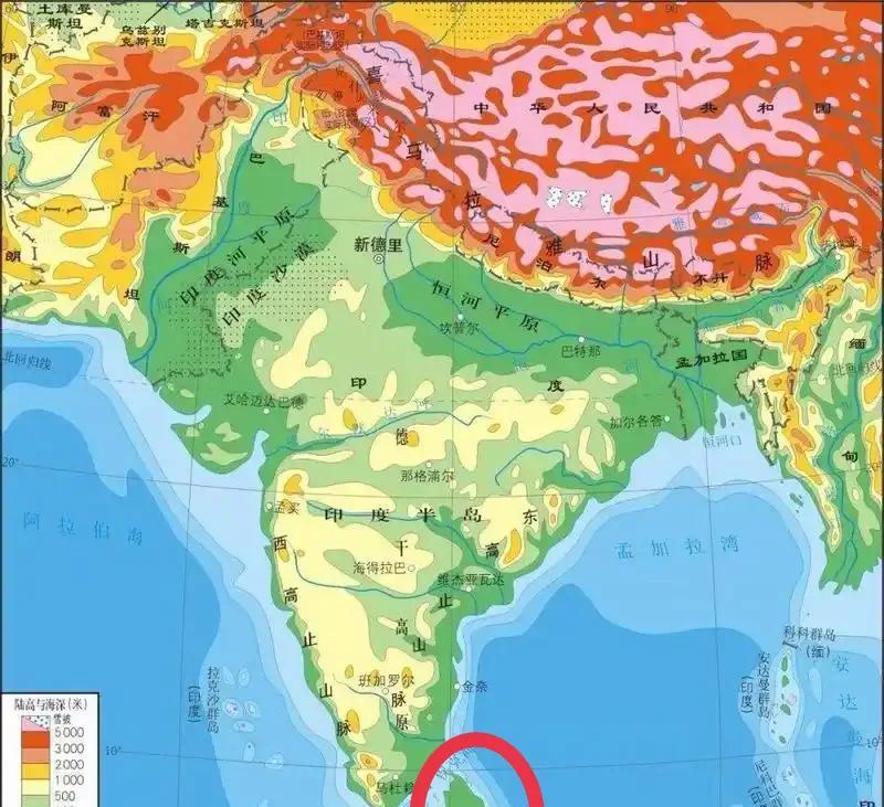 地图有时候太会骗人了！斯里兰卡岛看起来跟台湾岛、海南岛差不多大，实际却是两座岛加