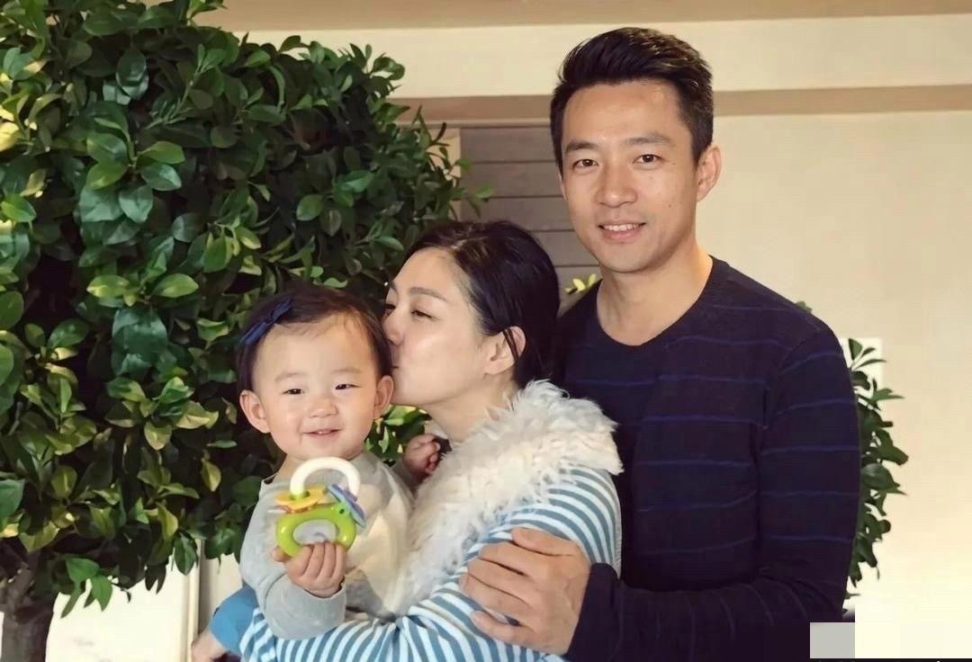 同样是汪小菲，两张全家福照片，愣是拍出了两种人生。​​​