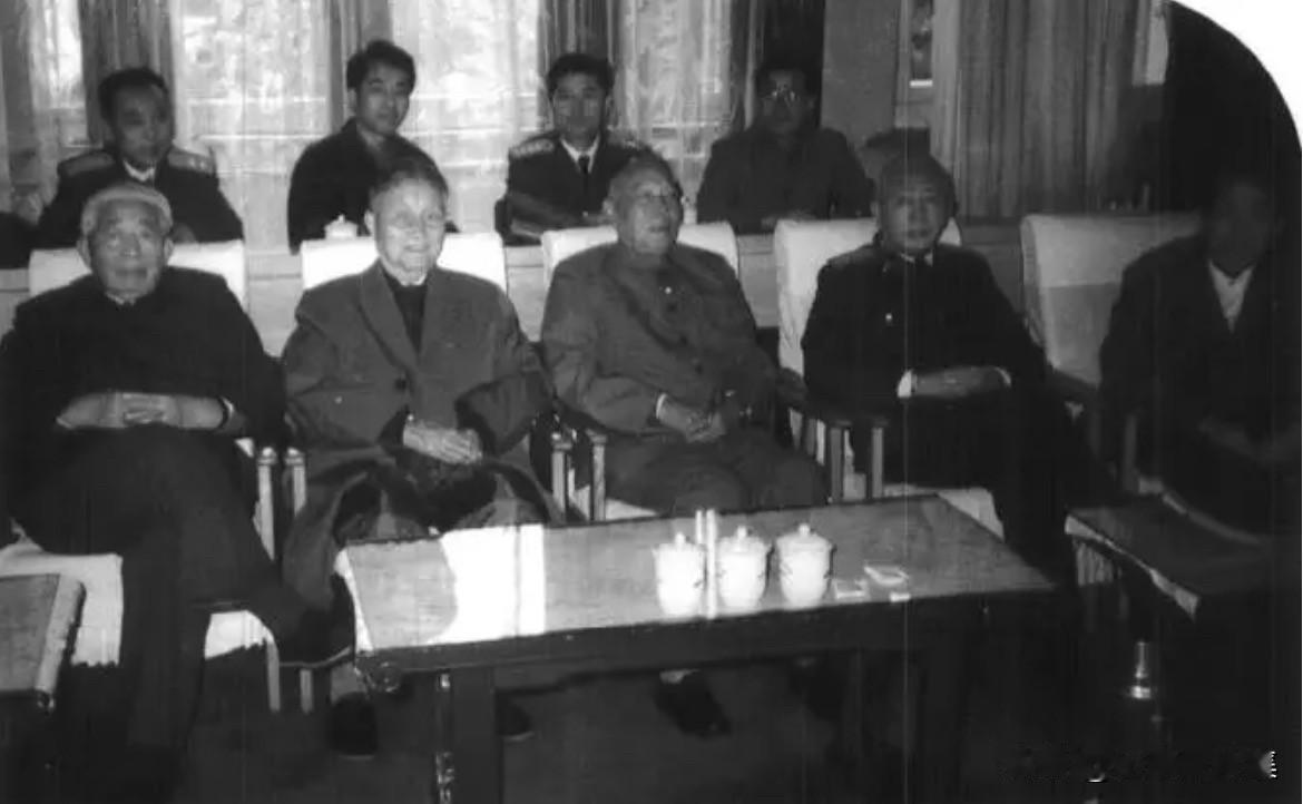 1988年10月，前排左起:郭述申、程子华、陈先瑞、刘华清、张池明​在红二十五军