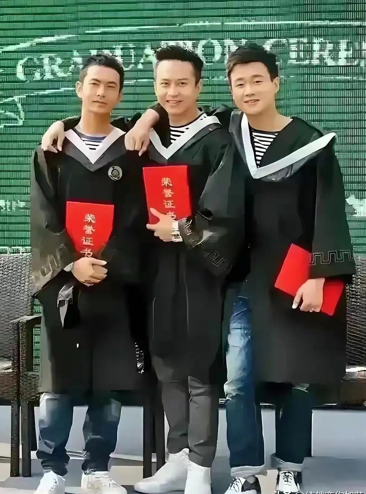 看到这张照片的评论区，竟然不是去评论谁长得帅，谁的演技好，谁的作品好，谁获得过影