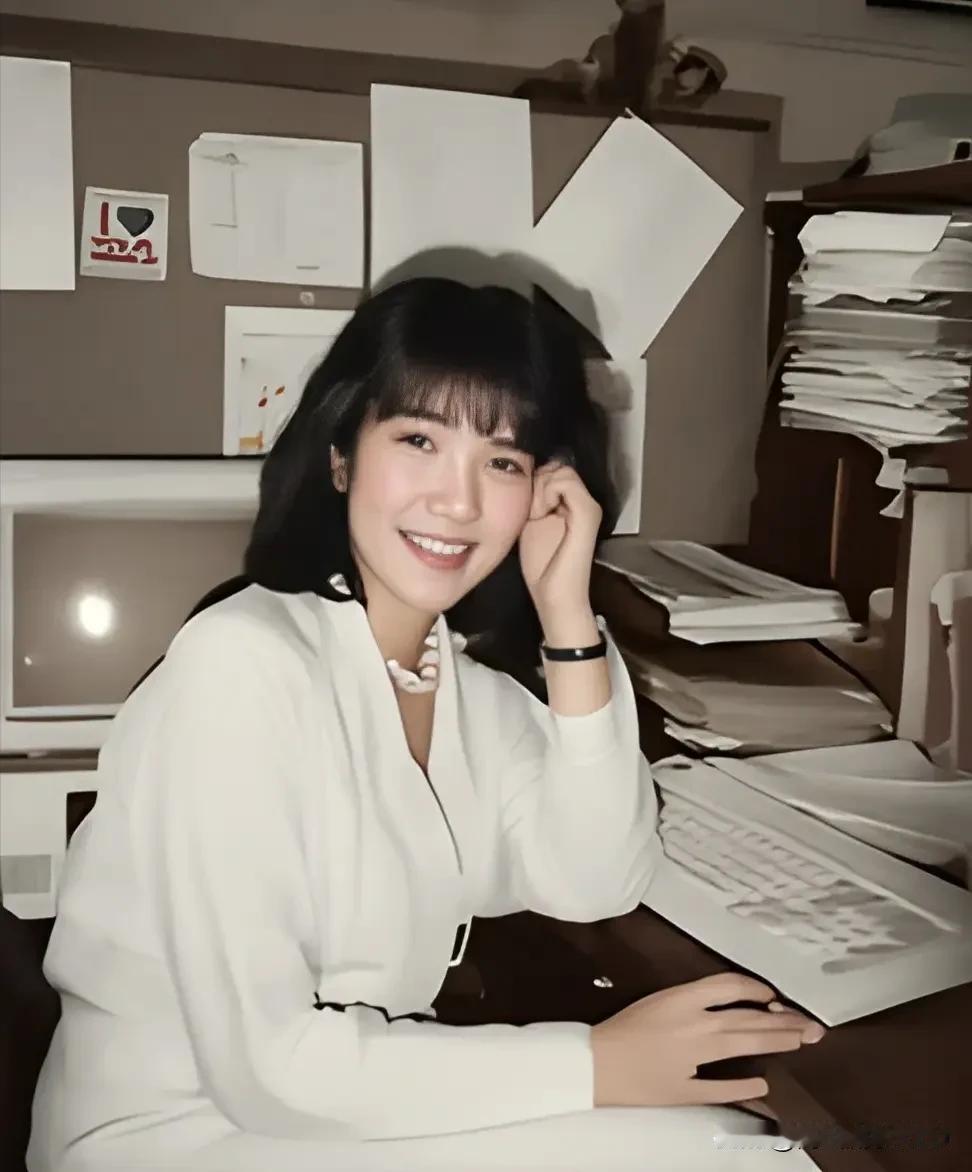 真的让人想不到，年轻时算得上清纯漂亮的高市早苗，如今却变成了这幅尊容。所谓相