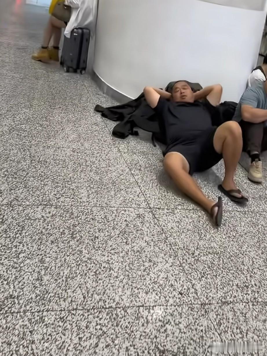 走在大街上，谁能想到这是个亿万富翁？网友在高铁站偶遇蓝战非，乍一看还以为是
