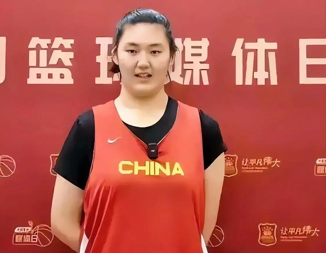 现役中国女篮身高超二米的六个队员一、张子宇，身高约2.23米。二、韩旭，身高