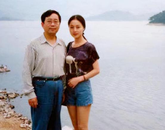 黄梅戏一姐马兰遭遇未婚夫离世，余秋雨前去协助料理，一眼望见她淡妆素衣的神态，转身