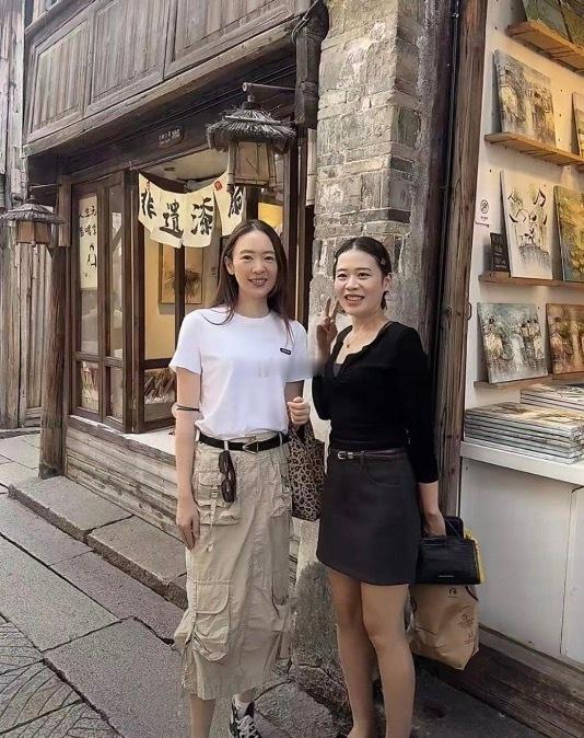 偶遇童瑶，她的个子可真高啊。