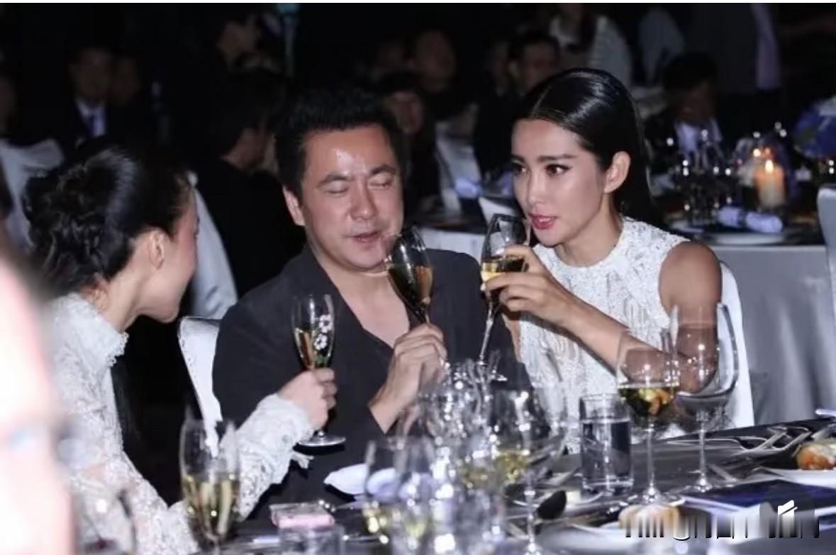 这是慈善晚宴上，王中磊与李冰冰、舒淇的一张合影。李冰冰、舒淇很诚心举杯敬酒，王