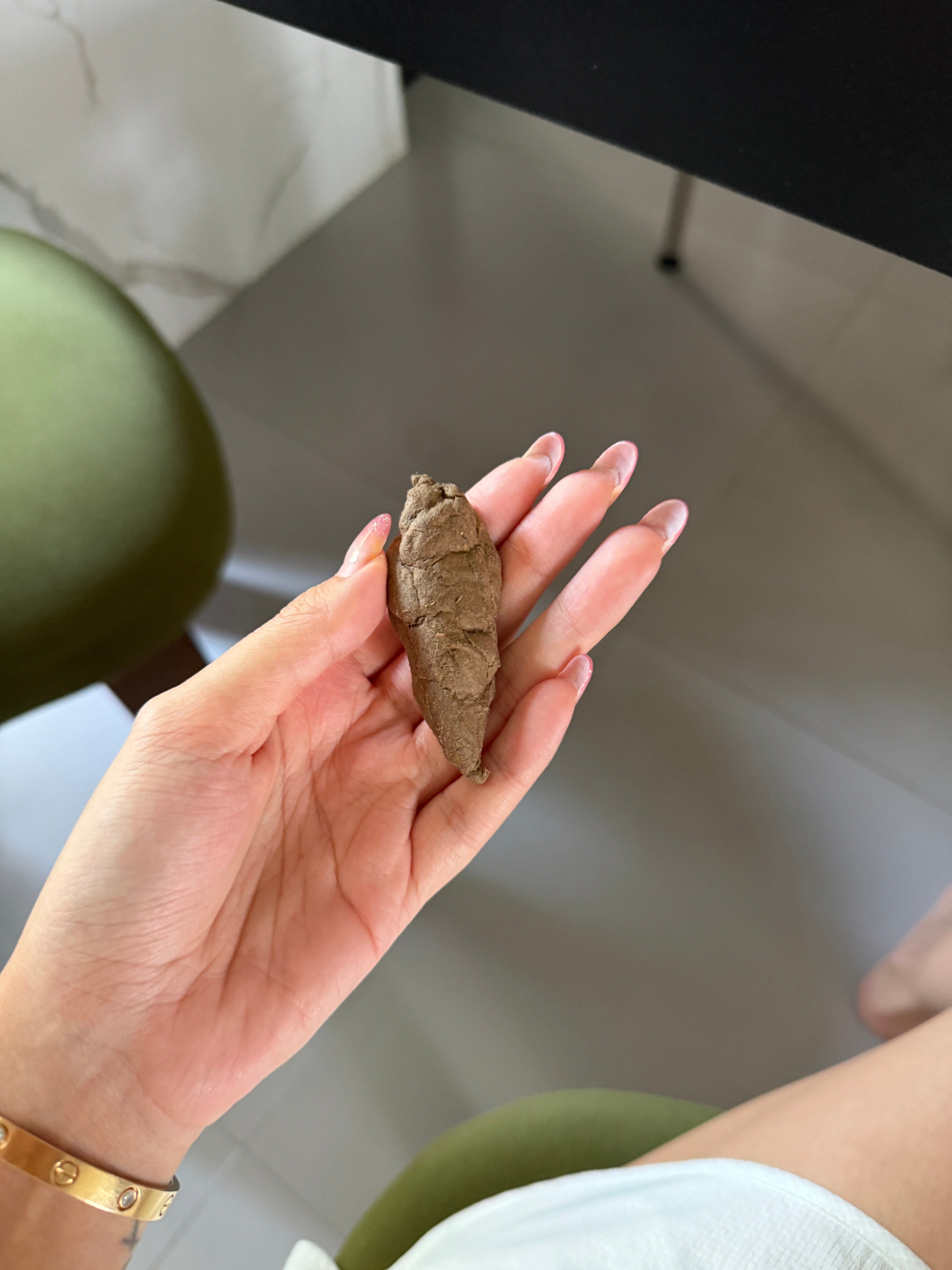 骗我妈和我老公说我咳嗽吧💩咳出来了扔到老公身上老公很淡定扔到妈妈床上妈妈喊我
