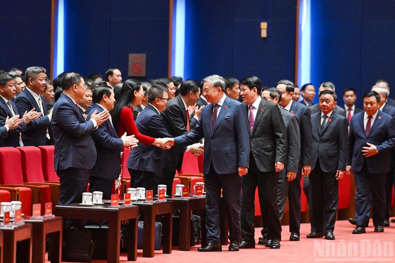 越南的会议进入到第二天，苏林携梁强、范明政和陈青敏次第入场，并微笑着与第一排的同