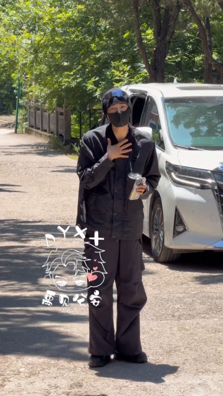 哎哟这个小丁禹兮萌得让人心软软🥰先是比🤫让大家安静听歌，唱完神兵小将主题曲就