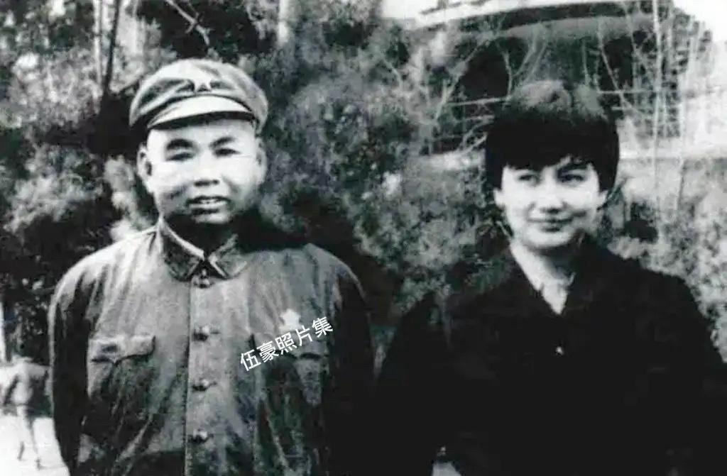 上世纪六十年代末，许世友将军与三女儿许华山的合影，乍一看，许华山好像某位明星，整