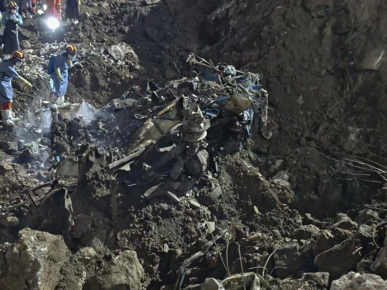 重庆彭水山体崩塌灾害救援现场发现失联客运中巴车残骸