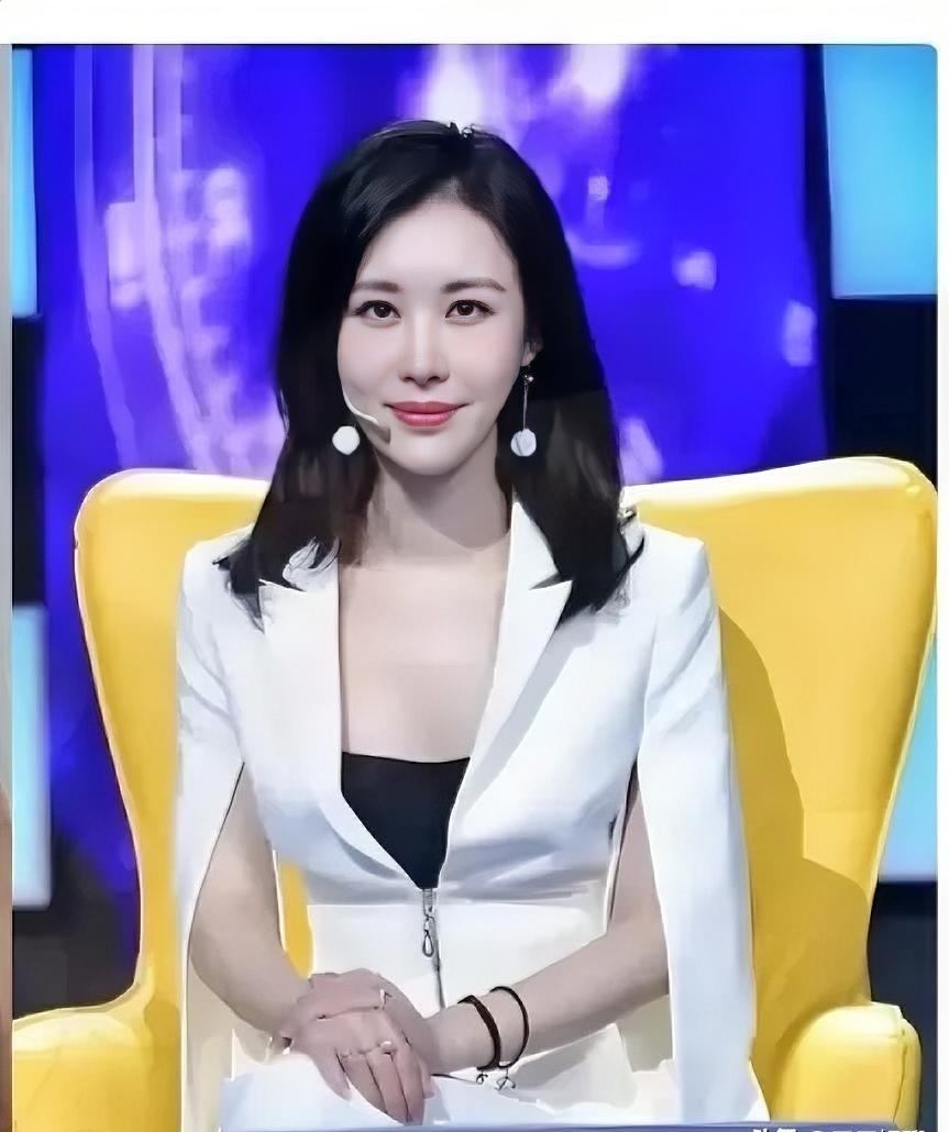 律师函凌晨送进门时，田朴珺的“独立女性”人设碎了一地。王石直接停了所有副卡，北