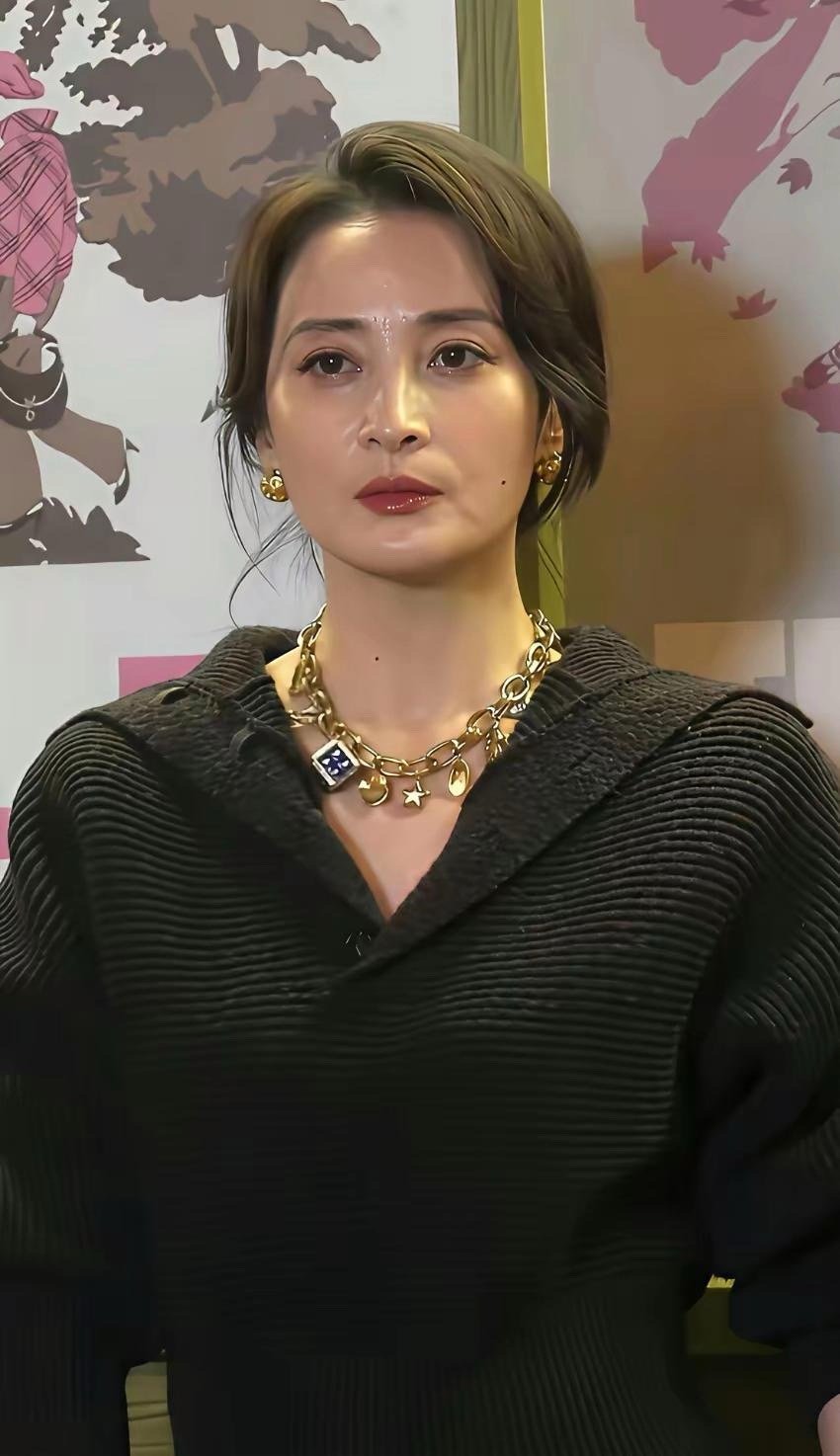 蒋勤勤无美颜无滤镜出镜，原生状态依旧能打，气质温婉又耐看～