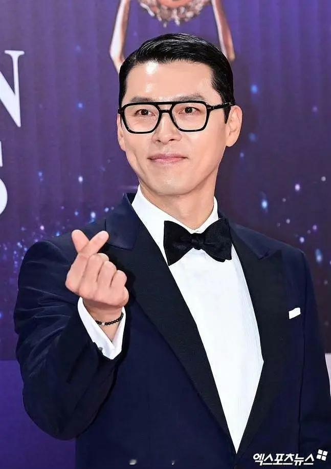 韩国青龙电影节明星红毯出图，这么多年过去了还是这么执着水光肌和比心