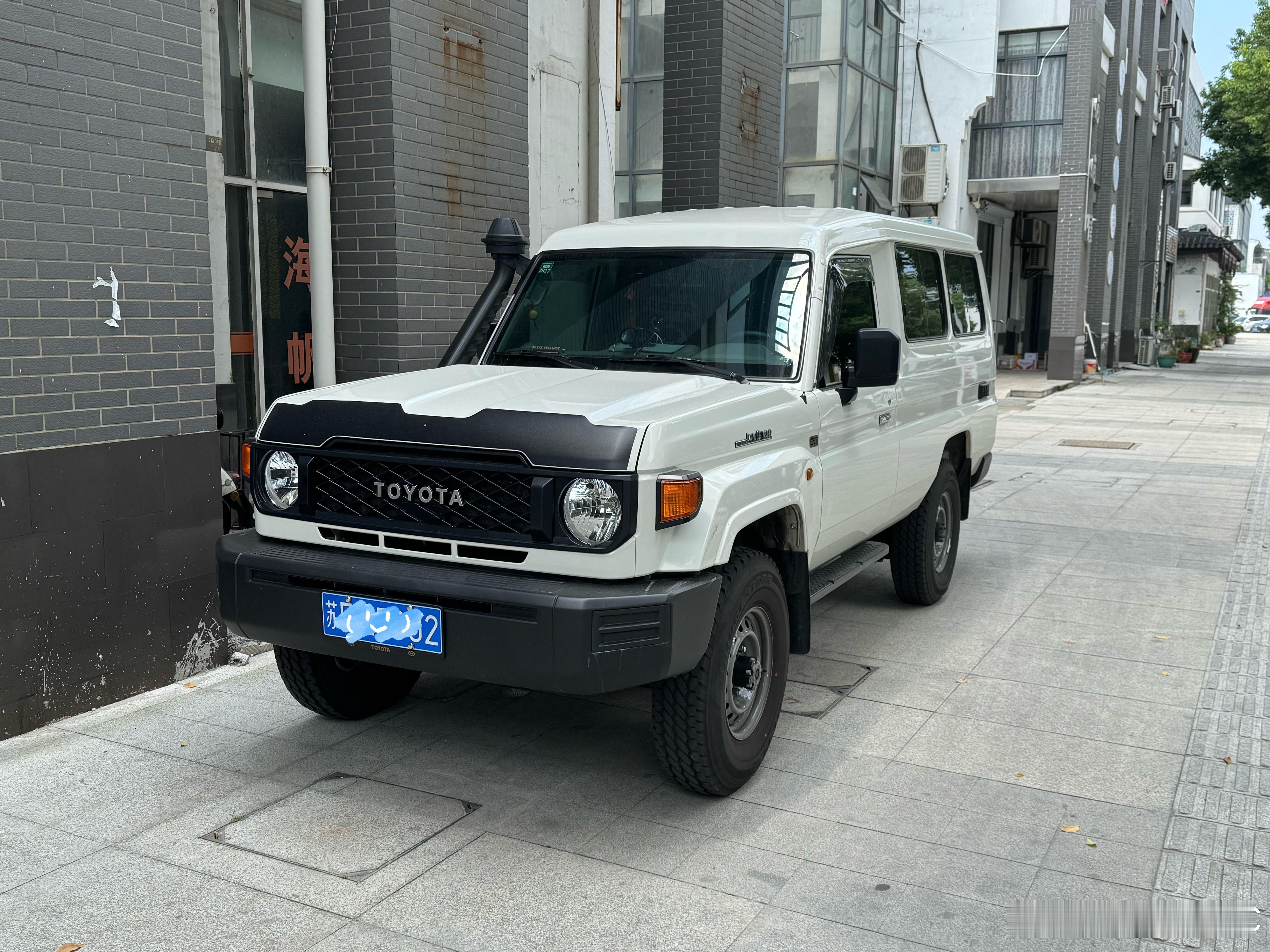 路上看到了车界活化石，丰田运兵车，LC系列的天花板。一台毫无舒适性的车，但是它很