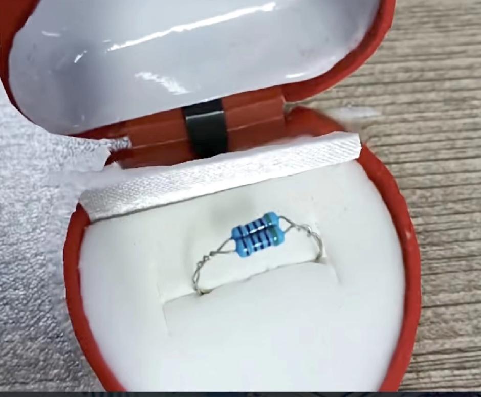 男朋友送了个几千欧的戒指💍，该不该和他分手？送不起别送啊，这么便宜的戒指送