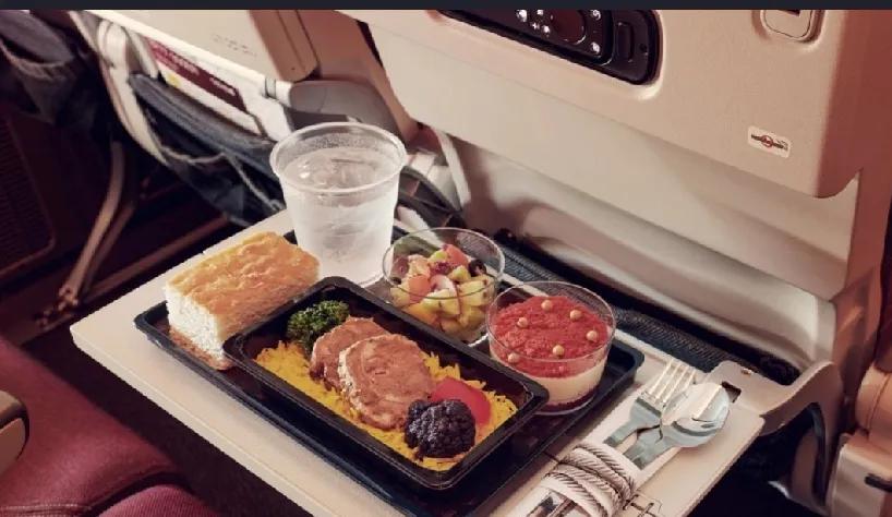 卡塔尔航空这事儿太离谱啦！有个吃素的男的提前就预订了素食餐，结果却被告知没了，只