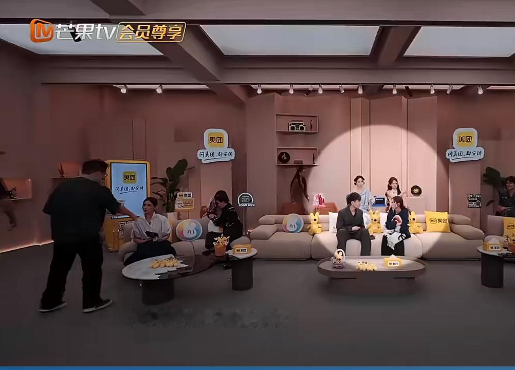 今天歌手加更里有一段，差点没把我笑趴下。刘惜君一脸认真地问胡彦斌：“你上周怎么