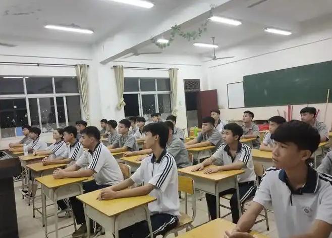 初中卷来卷去，决定中考成败的，其实就两科！初中三年，很多孩子每天都在卷，卷作
