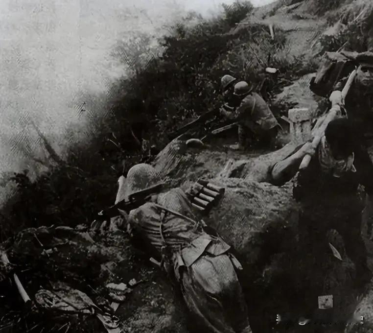 背起战友闯雷区的那晚，他才19岁战友倒在血泊里，越军已经冲到身后50米。