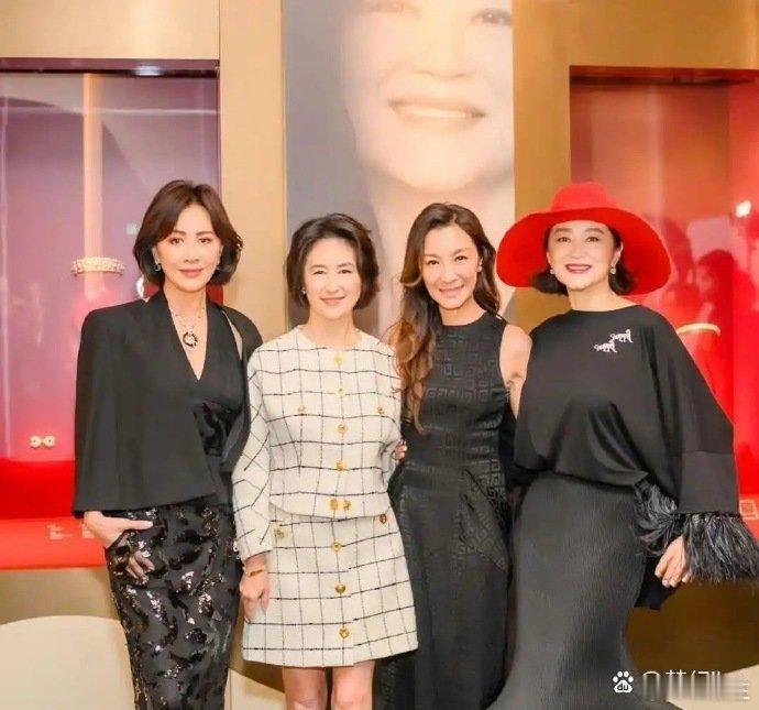 63岁何超琼早就该穿短裙了，与刘嘉玲、林青霞合影，漫画腿赢麻了​​​