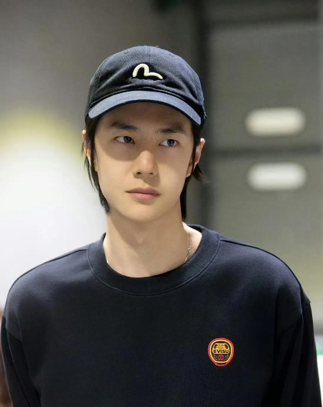 王一博终于要进组了吗！！！网传他下一部作品是青春疼痛电影《敬山水》，女主在周也