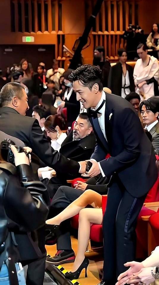 颁奖礼上，65岁丁勇岱老师获奖后挨个握手致意，胡歌、吴刚、董勇等人都起身躬身迎接