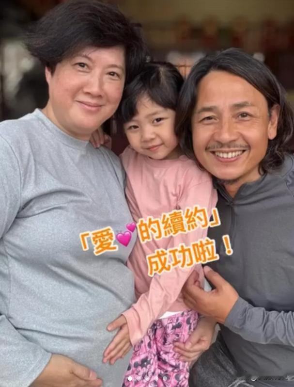 TVB前艺人黄泽锋官宣58岁的妻子陈丽丽（Lilian）怀上二胎的喜讯。两人在