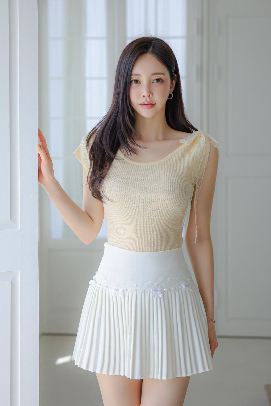 终于穿上了被我放了很久的温柔小裙子~软乎乎的奶油黄+百褶裙，你们觉得好看吗？