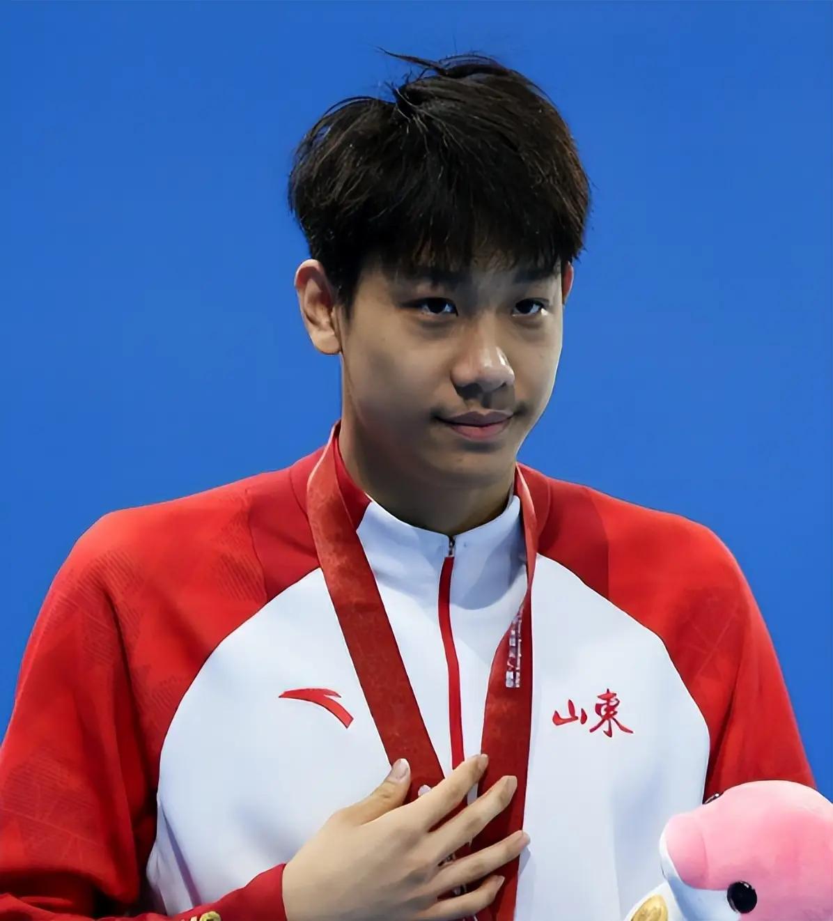 难怪大伙儿都说张展硕是"奇迹之子"！翻了翻他父母的资料，不翻不要紧，一翻才