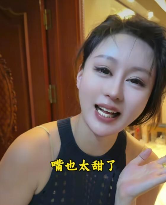 这外卖小哥的嘴真是太会说了，把女子说的心花怒放，花枝乱颤！女子开门拿外卖，外
