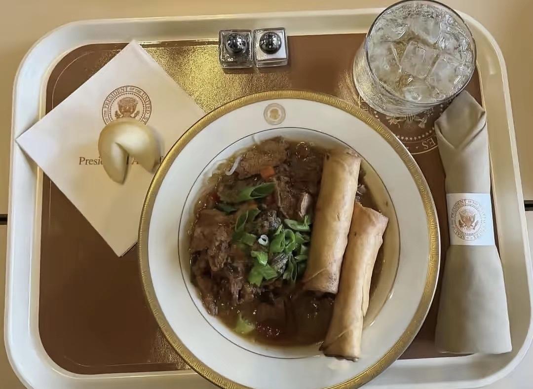 空军一号从美国起飞，16小时跨洋飞行，一顿餐食自费天价，记者拍下了他们吃的伙食。
