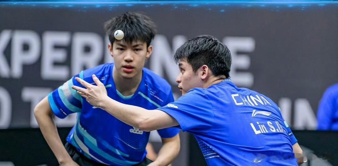 男双决赛！场边依然坐着坚定的志强指导！第一局林诗栋/黄友政🇨🇳11-6拿