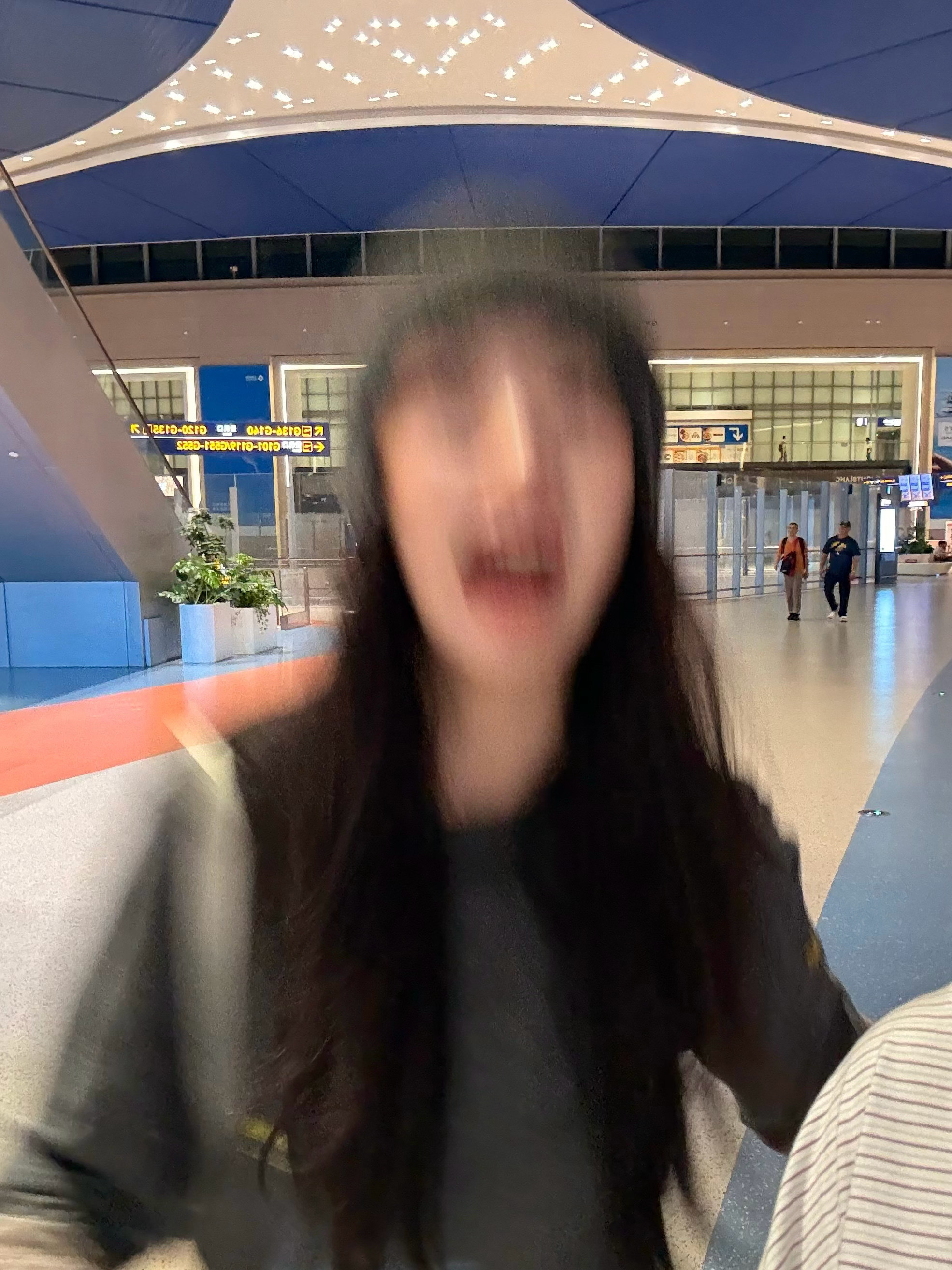 卢昱晓啊呜这一下谁懂卢昱晓啊呜这一下有多可爱！哈哈哈迎面对着镜头就来了，想抱走[