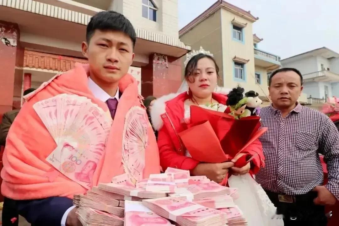 “彩礼要的不是钱，而是男方的一个态度。房产证加上女方的姓名，要的一个安全感。”这