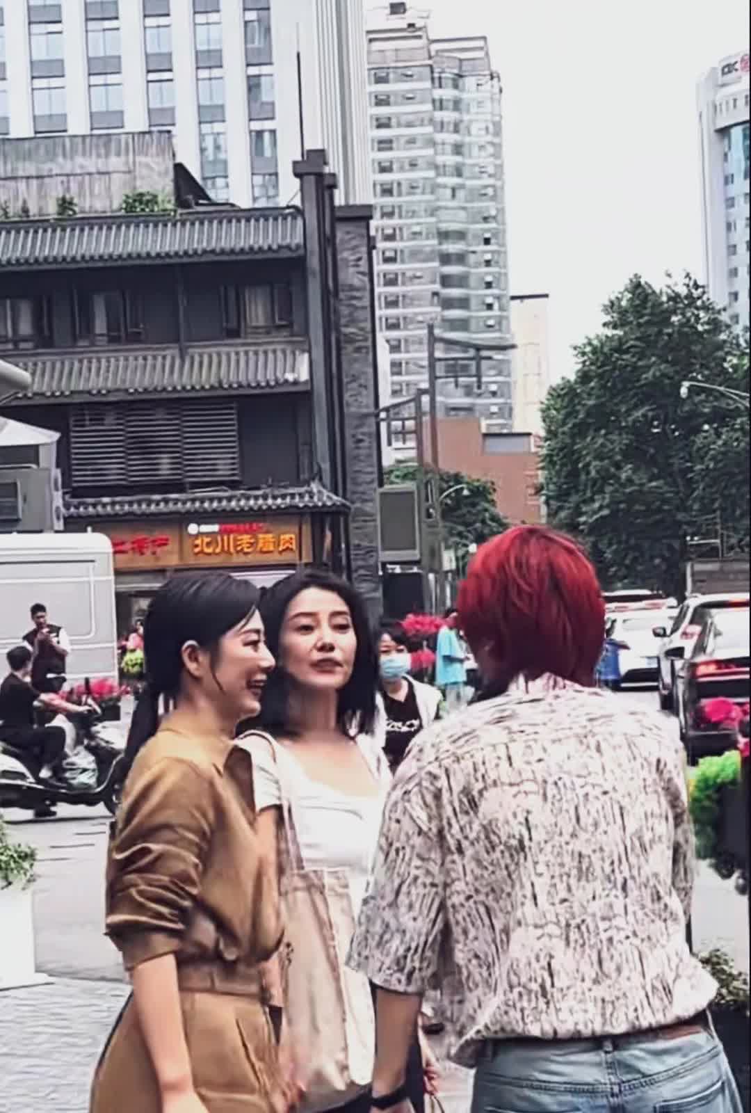 高圆圆没有网上吹的那么年轻！身材消瘦，穿搭很随意。面部皮肤松垮，法令纹明显，年龄
