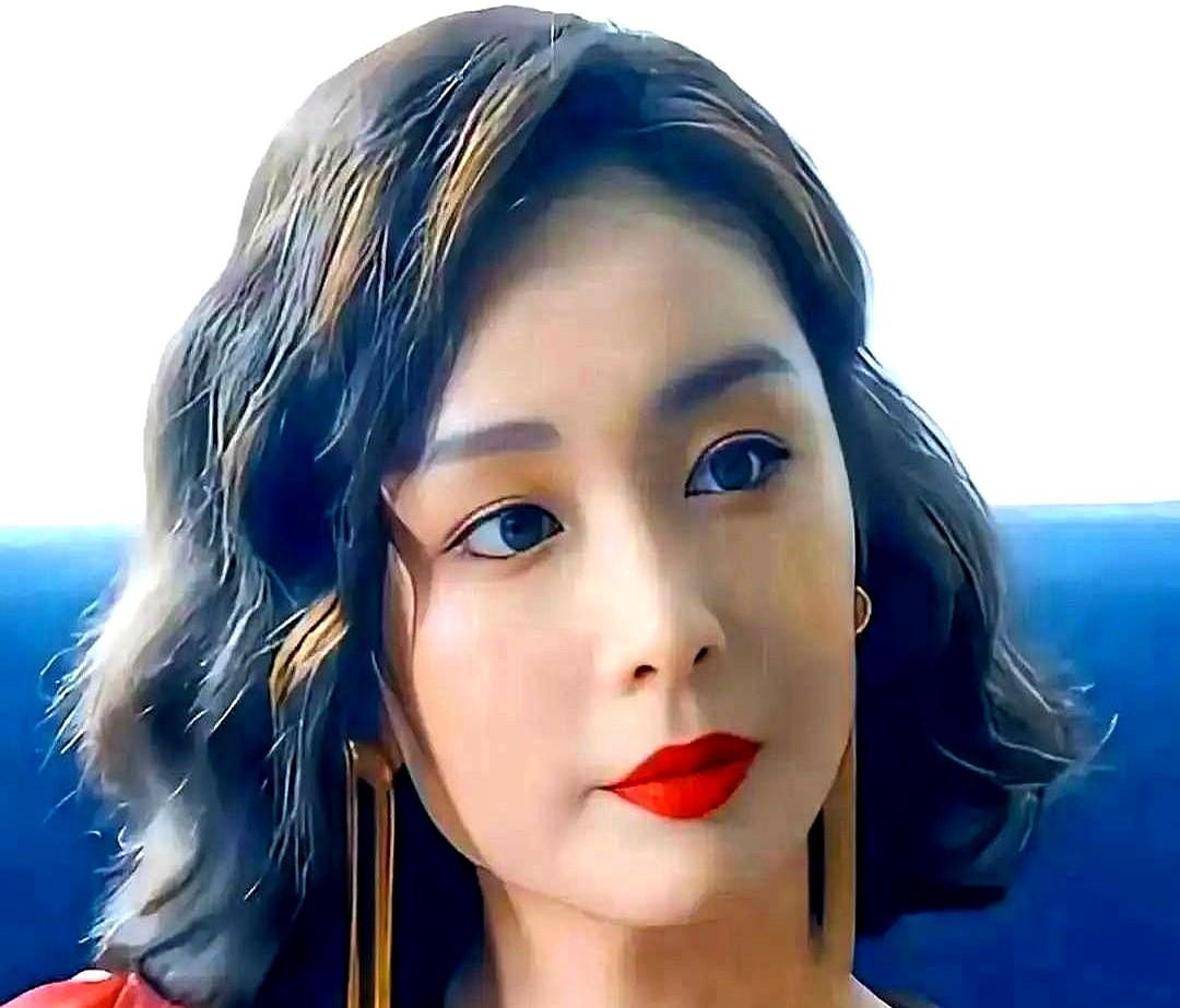 爆红后剧本堆满桌子，她直接推掉一摞赚快钱的商业代言。高叶靠“大嫂”火透半边天
