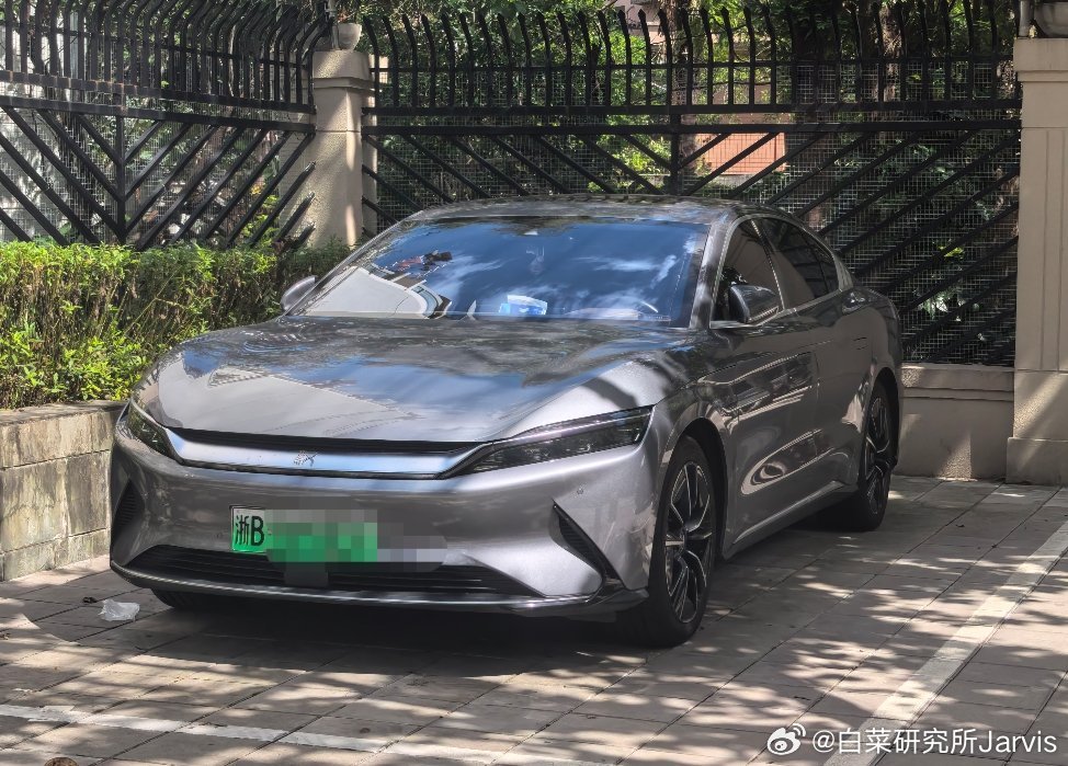 说句实话，大汉虽然确实蛮好看，但给我带来的冲击感是不如海豹08的。其实它的颜值并没有比老汉高在哪里，