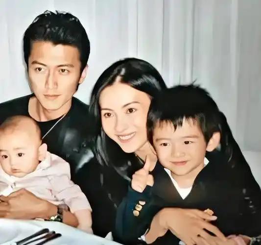 2002年，张柏芝拍飞车戏意外受伤，脊椎重伤紧急送医。 谢霆锋不顾一切，穿过