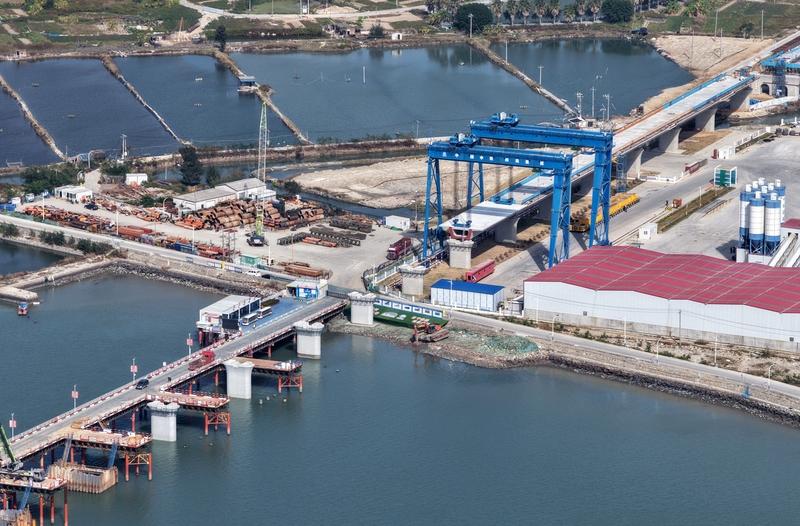 12月24日，漳汕高铁有大动作，正式进入海上架梁施工阶段。在东山县诏安湾海域，架