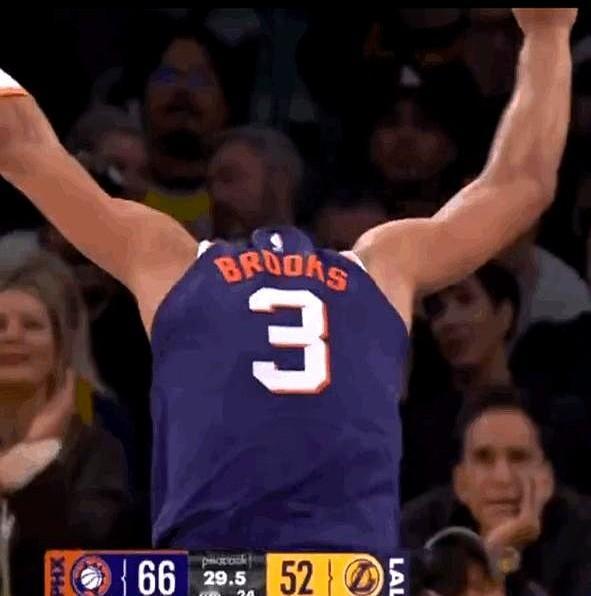 东契奇这嫌弃脸，简直是绝了。迪龙·布鲁克斯真是个“搞心态”高手。对着罚进球的