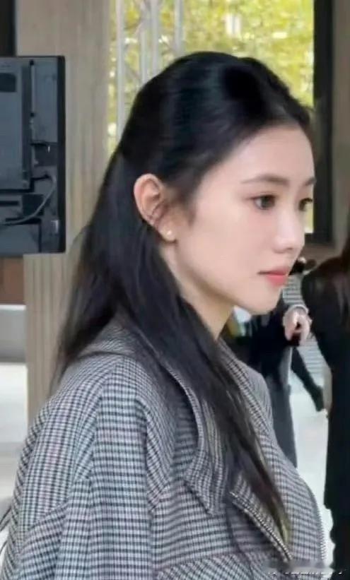 刘浩存那腿哟，老细溜直了，线条可好看嘞，比她脸蛋还招人稀罕，瞅得人忍不住多瞧几眼