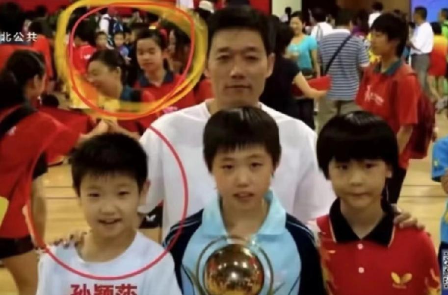 谁懂啊！莎头居然9岁就同框了😭谁能想到！这张老照片里，前面笑眯眼的是小莎