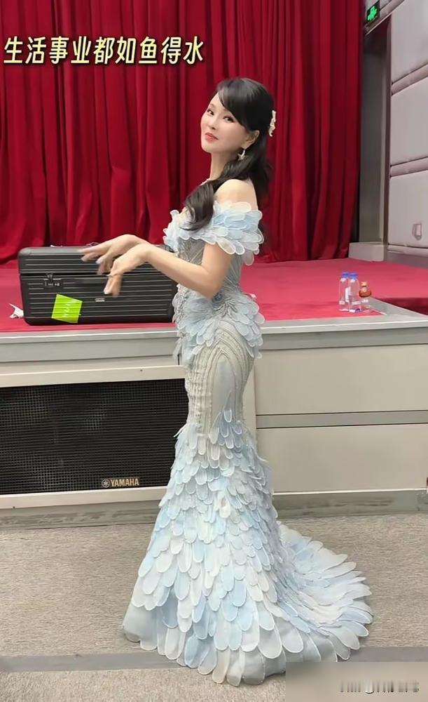 一年砸上百万的脸，就为了春晚这几分钟？伊能静这笔账，算得比谁都精。台上，