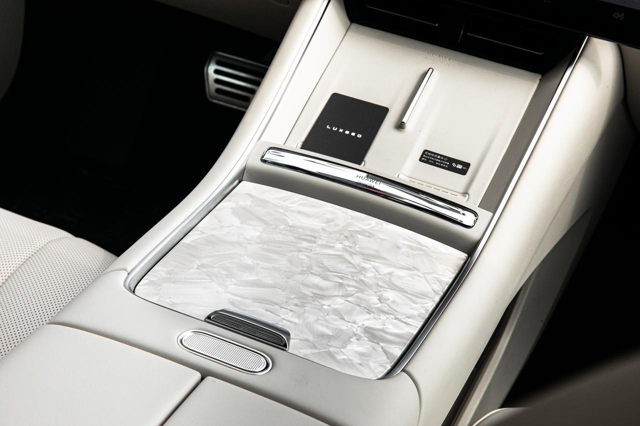 行业认证背后的真相:智界R7凭啥能成20-30万内标杆车型?最近好多朋友问我,