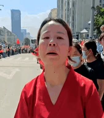 上人民日报了！贵州，女子为了送别人民子弟兵，竟然一次性买了10多个西瓜，可是