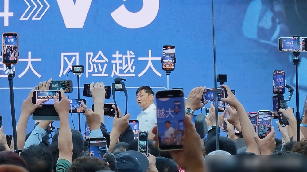 重庆摩博会现场直接被挤爆了，张雪机车展台连下脚的地方都没有。没有车模，没有花活，这个37岁的男人就穿