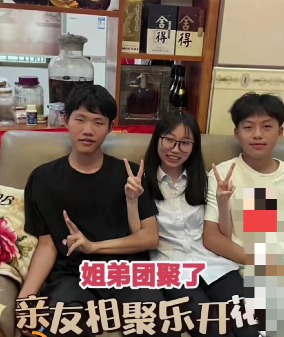 叶锐聪三姐弟合照曝光，他长得最像妈妈，他在买家肯定过得不好，又黑又瘦，还要打暑假